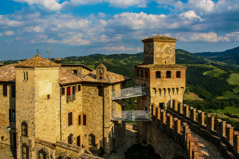 Discovering villages and castles in Piacenza by campervan